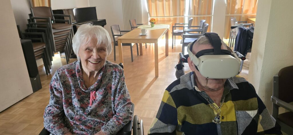 Senioren beim Testen der VR-Brille im Seniorenzentrum Waldstadt in Iserlohn