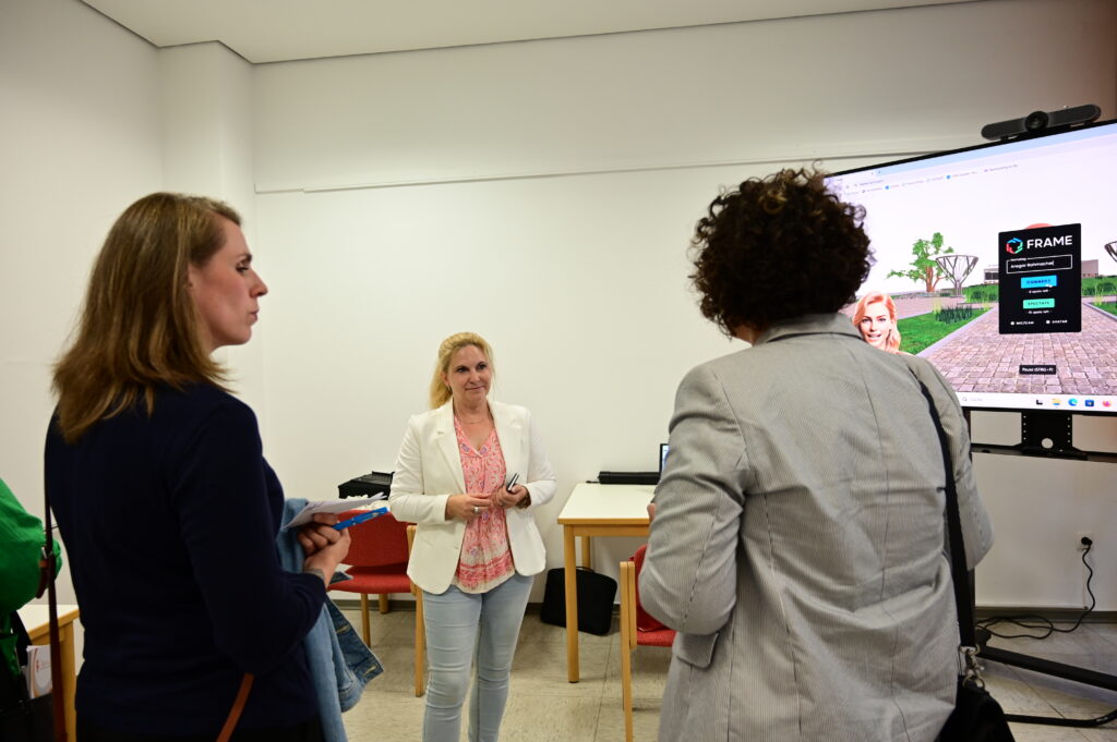 Daniela Bristot erklärt Interessierten das Metaversum von DIPASST